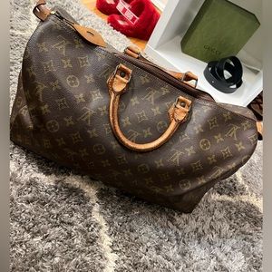 Authentic Louis Vuitton Speedy 40 Monogram Canvas
